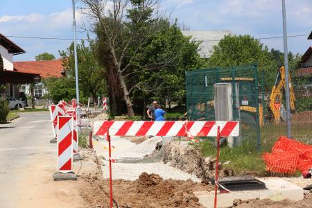 UREDITEV CESTE PRI POKOPALIŠČU RAKEK 05 FOTO LJUBO VUKELIČ